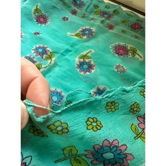 Vintage turquoise floral scarf with scalloped edges - Picture 9 of 9